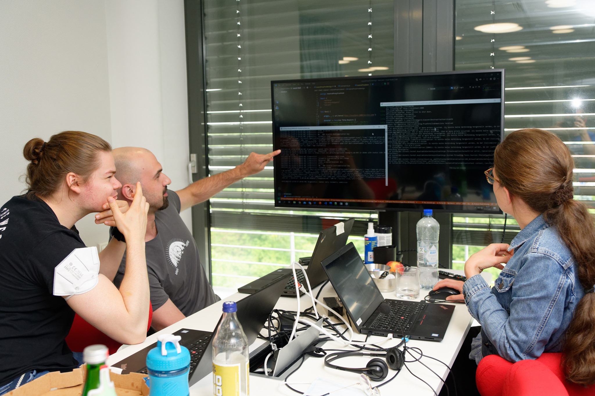 Mitglieder des Alpha-Teams bei einem teamübergreifenden Hackathon